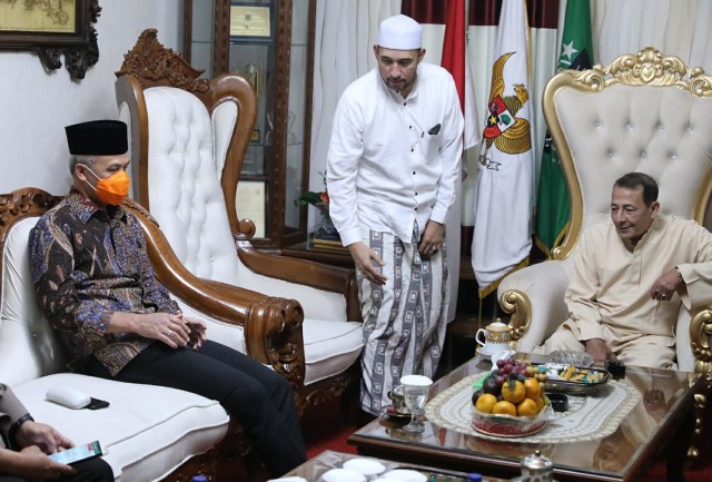 Gubernur Jawa Tengah, Ganjar Pranowo dan Kapolda Jateng dan Pangdam IV Diponegoro kembali sowan ke rumah Habib Luthfi bin Yahya di Pekalongan, Kamis (17/12/2020). (Foto: Humas Pemprov Jateng)