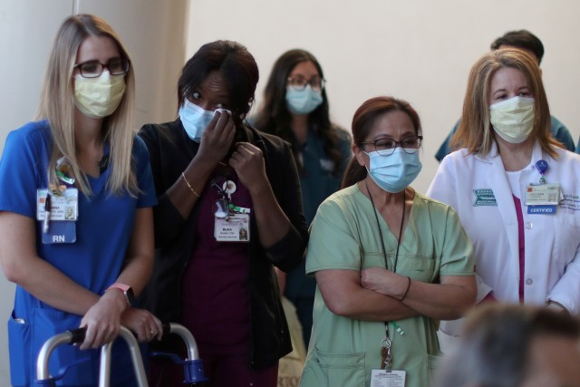 Staf medis melihat  Daniel Kim meninggalkan St. Jude Medical Center setelah lima bulan terinfeksi virus corona di Fullerton, California, AS. Foto: Lucy Nicholson/REUTERS