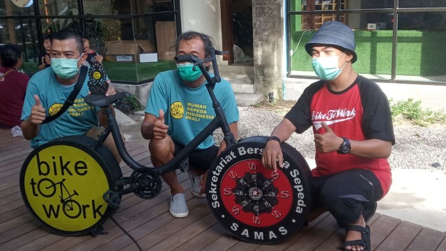 Para penggagas Rumah Sepeda Indonesia berfoto bersama - IST