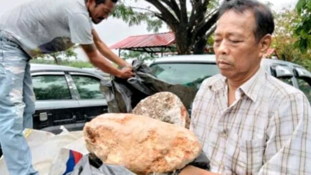 Nelayan asal Thailand bernama Naris Suwannasang temukan ambergris yang merupakan bahan pembuat parfum mahal dan ditaksir dibanderol Rp141 juta per kilogram. Foto: Facebook/Jim Mantel)