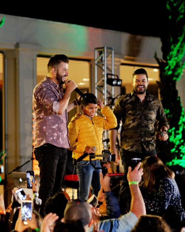 JDouglas, MC Burinho dan Vinicius. Foto: Instagram /@douglaseviniciusoficial