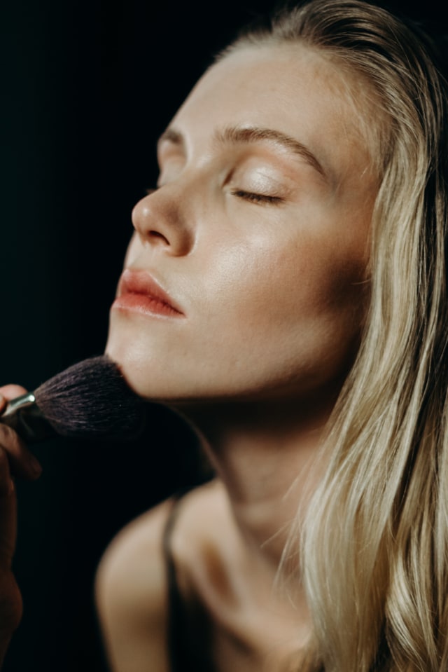 Ilustrasi pengaplikasian bedak saat makeup. Foto: Pexels