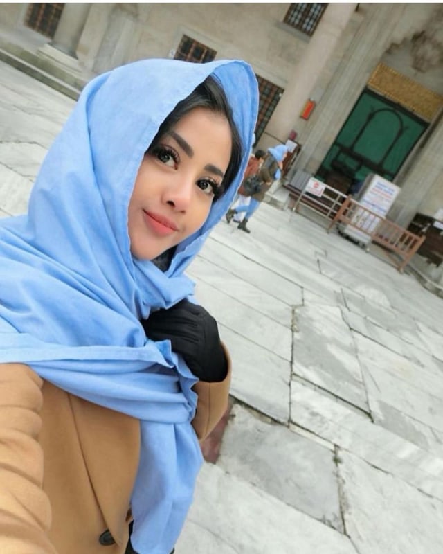 Bikin Pangling, 7 Pesona Tania Ayu saat Tampil Pakai Kerudung (69473)