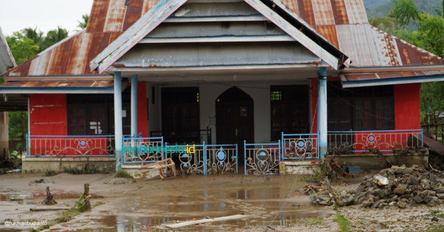 Salah satu rumah warga penuh dengan lumpur usai diterjang banjir bandang. Foto: Lukman Budianto/kendarinesia.