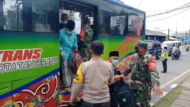 Polisi mengamankan santri bawa celurit di Jatiuwung, Tangerang, Jumat (18/12) Foto: Dok. Istimewa