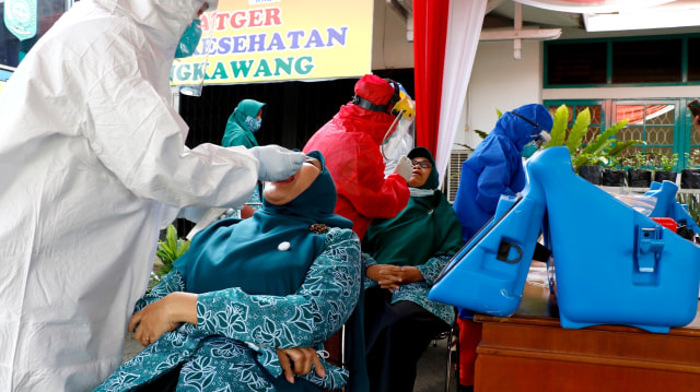Ibu-ibu di SIngkawang ikut swab gratis. Foto: Singkawang Media Centre 