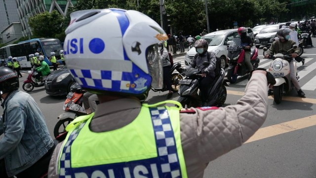 Polisi berjaga hingga kawasan Kebon Sirih, Jakarta, saat aksi demo PA 212, Jumat (18/12). Foto: Jamal Ramadhan/kumparan