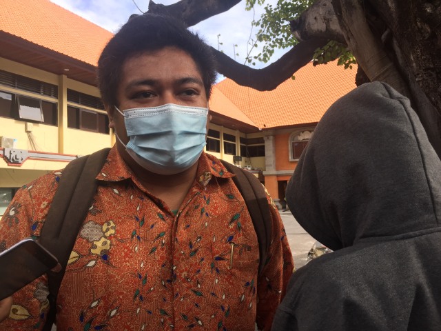 MS dan pengacaranya Charlie Usfunan di Polda Bali.
 Foto: Denita br Matondang/kumparan