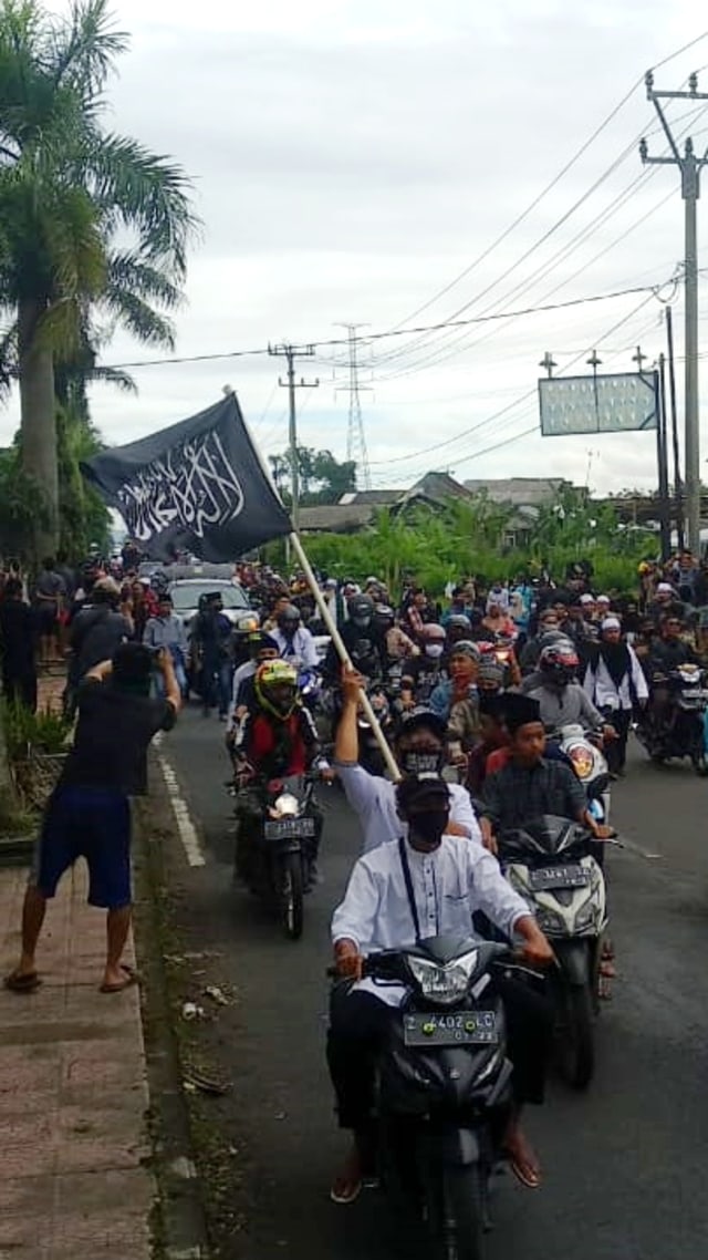 Massa aksi yang mengatasnamakan Umat Islam Kota Tasikmalaya mendatangi Polres Tasikmalaya, Jawa Barat, Jumat (18/12). Foto: Dok. Istimewa