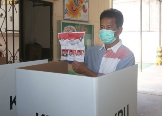 ﻿﻿Calon ﻿﻿Wali Kota Batam, Muhammad Rudi, menunjukan kertas surat suara sebelum dilakukan pencoblosan. Foto: Rega/kepripedia.com