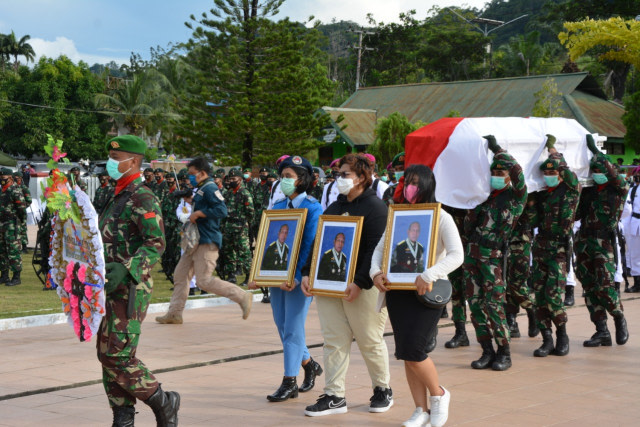 Tiga anak perempuan Wakasad Letjen TNI Herman Asaribab dalam penghormatan terakhir di pemakaman ayahnya. (Dok Pendam Cenderawasih)