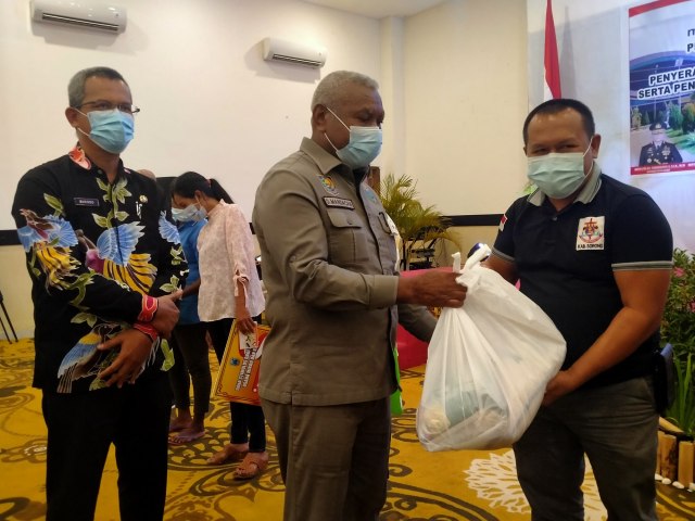 Gubernur Papua Barat berikan bantuan bapok bagi warga Sorong yang terdampak COVID-19, melalui lembaga keagamaan, Jumat (18/12), foto : Yanti