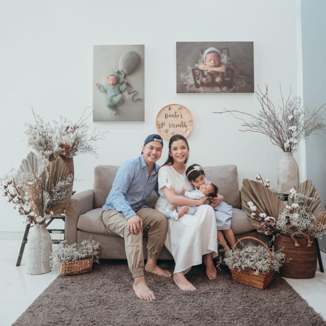 Pasangan artis Chelsea Olivia dan Glenn Alinskie beserta dua anaknya. Foto: Instagram @chelseaoliviaa