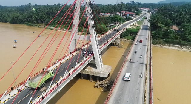 Jembatan Sungai Dareh di Kabupaten Dharmasraya.  Foto: majalahintrust