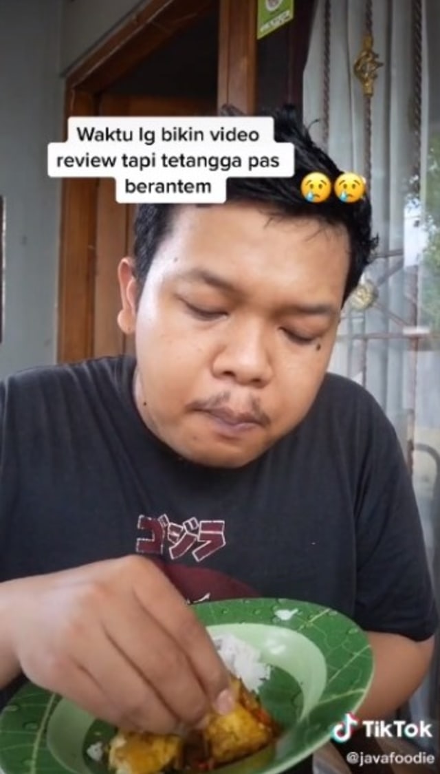 Viral kreator TikTok bernama Dada Sasa tetap santuy review makanan saat tetangganya tengah berantem. (Foto: TikTok/@Javafoodie)