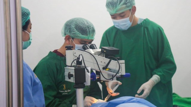 Kementerian Sosial membantu 50 pasien katarak di Klinik Mata Olly Dondokambey Steven Kandouw (OSDK) Manado. Foto: Kemensos RI