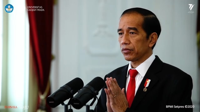 Presiden Joko Widodo memberikan sambutan dalam Dies Natalis ke-71 UGM tahun 2020. Foto: Dok. BPMI Setpres