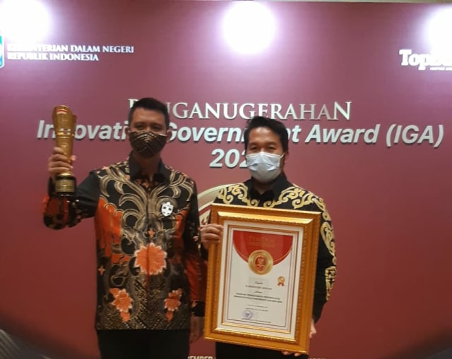 ﻿﻿Bupati Bintan, Apri Sujadi, menerima penghargaan pada malam puncak IGA di The Sultan Hotel and Residence, Jakarta, Jumat (18/12). Foto: Istimewa