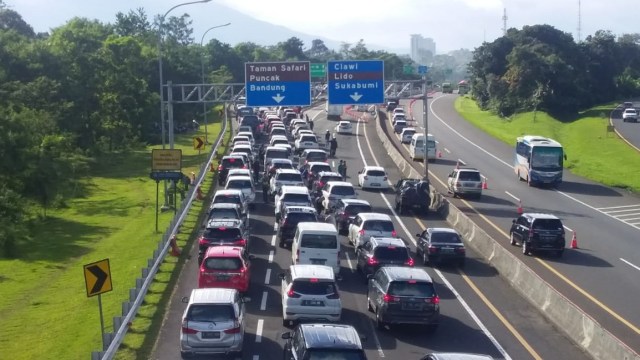 Suasana arus lalu lintas di kawasan Puncak, Bogor, Sabtu (19/12).  Foto: Dok. Istimewa