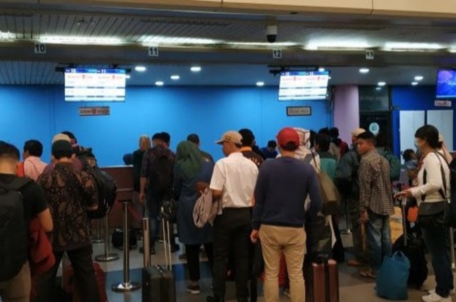 ﻿﻿﻿Calon penumpang saat check in di Bandara Hang Nadim Batam. Foto: Rega/kepripedia.com