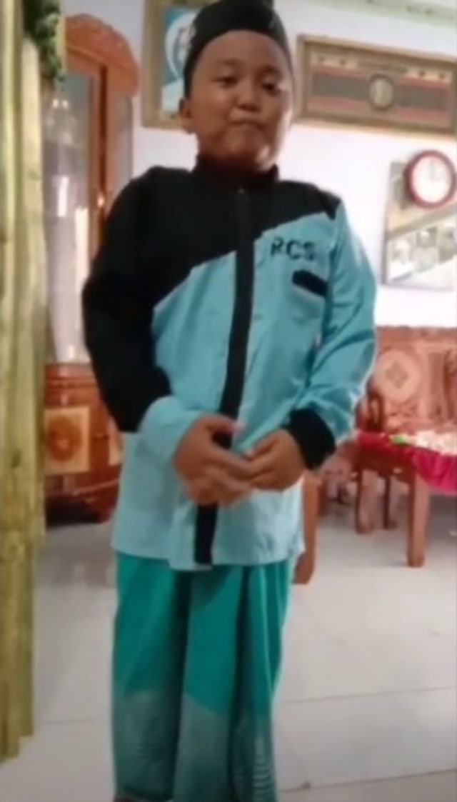 Viral bocah salah ngucap salam assalamualaikum karena grogi direkam dengan video. (Foto: TikTok/@camz_ariek)