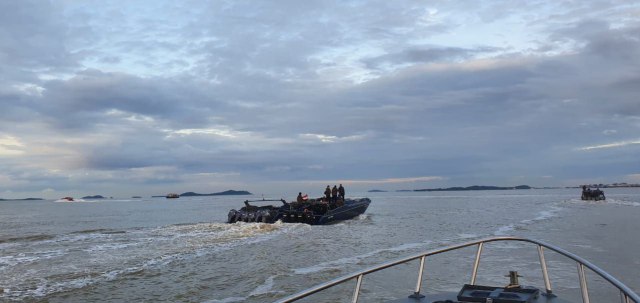 ﻿﻿Kapal Patroli Bea dan Cukai Kepri menggiring HSC tanpa nama yang diduga menyelundupkan miras dan rokok ilegal. Foto: Istimewa