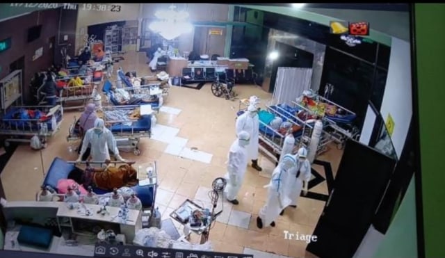 Foto pasien terlantar di ruang semacam lobi diduga di Rumah Sakit Saiful Anwar (RSSA) yang viral di linimasa. Foto: Istimewa