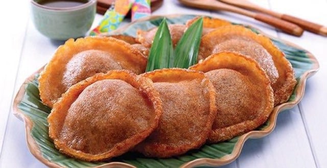 Kue cucur tradisional Indonesia yang manis dan kenyal, disajikan hangat untuk menemani teh sore Anda
