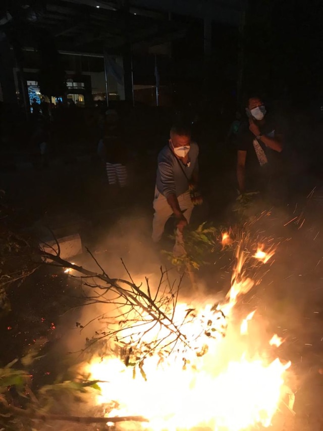 Salah satu kelompok membakar ban di Jalan Yos Sudarso
