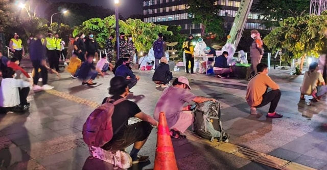 Puluhan pemuda yang sedang berkegiatan di Spot Taman Budaya mengikuti Tes Rapid Antigen setelah terjaring oleh Tim Gabungan Satpol PP TNI dan Polri. Foto: Instagram/@satpolpp.dki