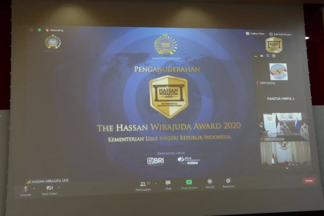 Berjasa Lindungi WNI di China, Dubes Djauhari Terima Penghargaan Hassan Wirajuda (74809)
