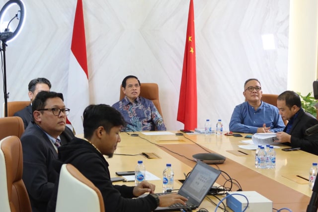 Berjasa Lindungi WNI di China, Dubes Djauhari Terima Penghargaan Hassan Wirajuda (74808)