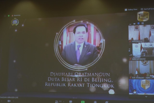 Duta Besar RI untuk Republik Rakyat Tiongkok merangkap Mongolia, Djauhari Oratmangun menerima Penghargaan Hassan Wirajuda Award untuk kategori Kepala Perwakilan Foto: Dok. KBRI Beijing