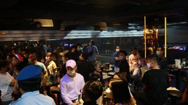 Suasana Vote Bar, Pantai Indah Kapuk, Jakarta Utara, yang padat pengunjung saat dilakukan inspeksi protokol kesehatan PSBB transisi oleh petugas gabungan Direktorat Reserse Narkoba Polda Metro Jaya beserta TNI dan Satpol PP. Foto: Fianda Sjofjan Rassat/Antara