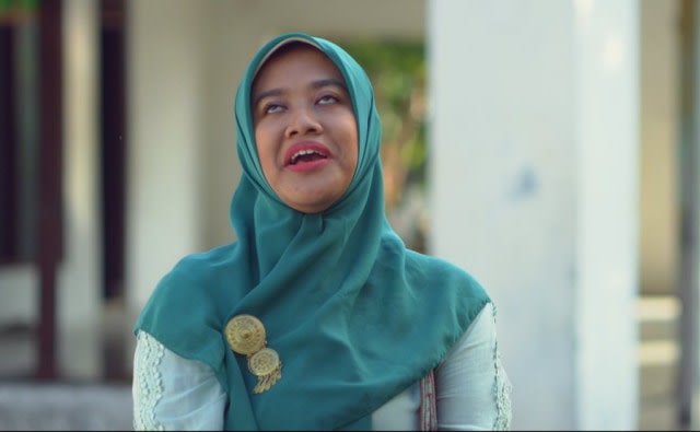 Bu Tejo, tokoh di dalam film Tilik yang diperankan oleh Siti Fauziah. Foto: Ravacana Films