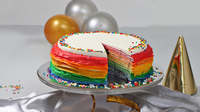 Kue ulang tahun unik dan istimewa berbentuk rainbow mille crepes. Sumber: spot.ph