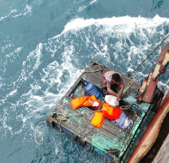 Salah satu dari 6 kru Kapal Armada Bahari Mulya saat berada dalam proses penyelamatan diri usai kapal mereka tenggelam. (FOTO: Dokumen Istimewa)
