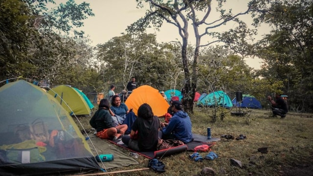 Pulo Tareba, salah satu spot camping di Ternate. Foto: Layank