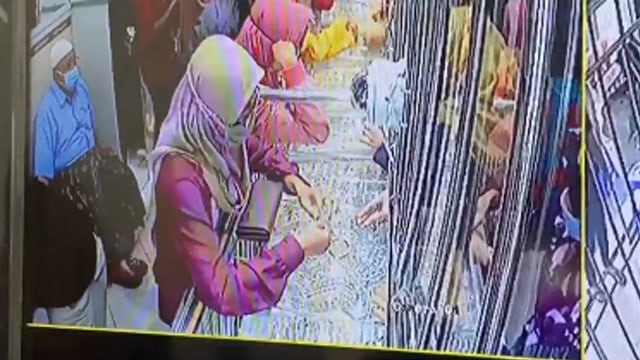Akting Jadi Pembeli yang Banyak Duit, Wanita Ini Curi Emas Senilai Belasan Juta (793787)