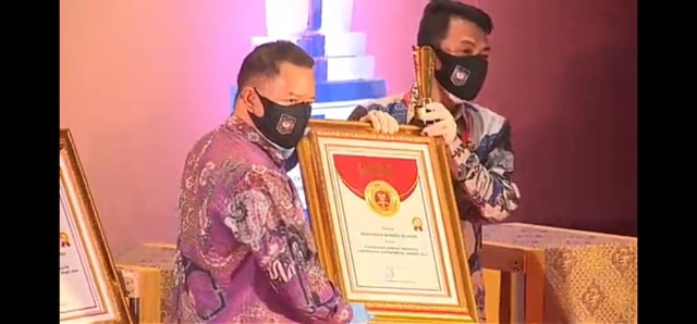  Pj Sekretaris Daerah Kabupaten Bangka Selatan Achmad Ansyori saat menerima langsung penghargaan Innovative Government Award (IGA) Tahun 2020.
