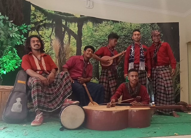 Beberapa alat musik tradisional yang sering dimainkan oleh grup musik kampung Leisplang. Foto : Albert Aquinaldo