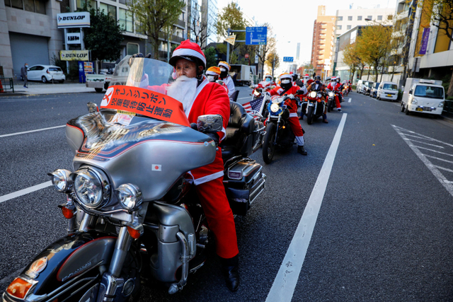 Orang-orang yang mengenakan kostum Santa Claus mengedarai sepeda motor selama parade Xmas Toy Run yang diselenggarakan oleh Harley Santa Club di Tokyo, Jepang. Foto: Issei Kato/REUTERS