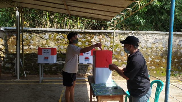 Tampak seorang warga saat pengikuti pemilihan Ketua RW di Cirebon dengan mengadopsi sistem penyelenggaraan pemilu. (Ciremaitoday)