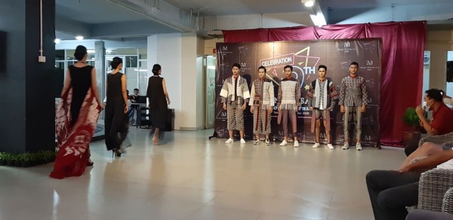 Fashion Show Batik dan Lurik di Merapi Merbabu Hotel, Sabtu (19/12/2020). Foto: Len/Tugu Jogja.