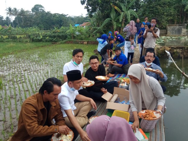 Tampak sejumlah Calon Ketua DPD PAN Kuningan saat bersilaturahmi dan makan bersama di Kecamatan Kramatmulya Kuningan. (Andri Yanto)