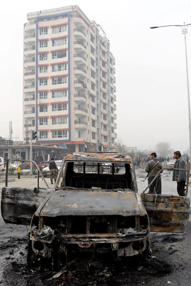 Mobil yang rusak di lokasi ledakan di Kabul, Afghanistan, Minggu (20/12). Foto: Mohammad Ismail/REUTERS