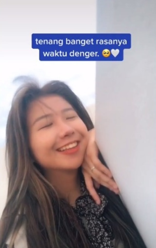 Cewek non-muslim bernama Aiko Yunichi mengaku senang mendengar selawatan atau azan. (Foto: TikTok/@ikoyunich)