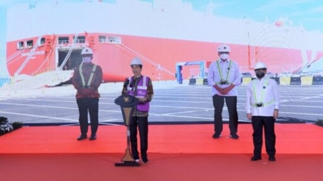 Presiden Joko Widodo meresmikan pengoperasian perdana Pelabuhan Internasional Patimban, secara virtual, Minggu, (20/12). Foto: Biro Pers Sekretariat Presiden