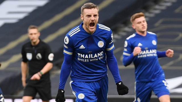 Pemain Leicester City Jamie Vardy berselebrasi usai mencetak gol ke gawang Tottenham Hotspur di Stadion Tottenham Hotspur, London, Inggris, Minggu (20/12). Foto: Pool via REUTERS