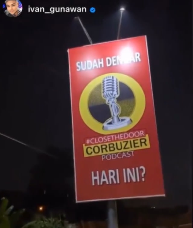 Iklan papan reklame (billboard) yang dipasang Deddy Corbuzier di depan rumah Ivan Gunawan. Foto: Instagram Deddy Corbuzier.